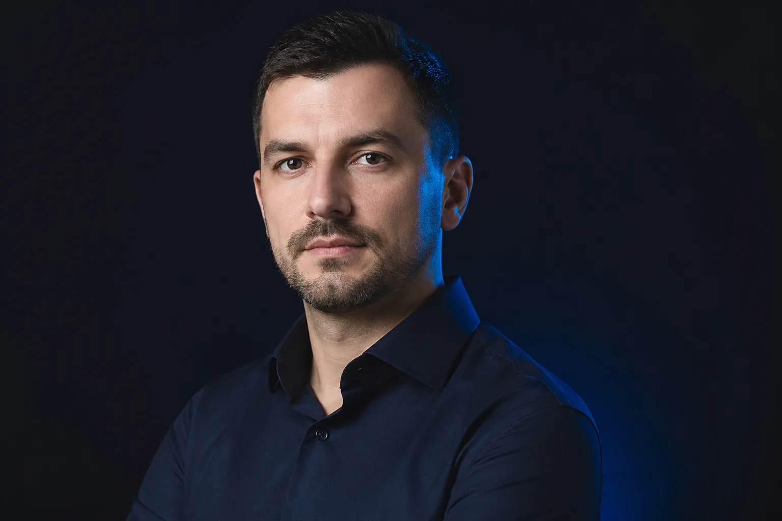 Максим Данилов портрет аналитика договоров автострахования для раздела команды разрешение изображения 400×400 пикселей